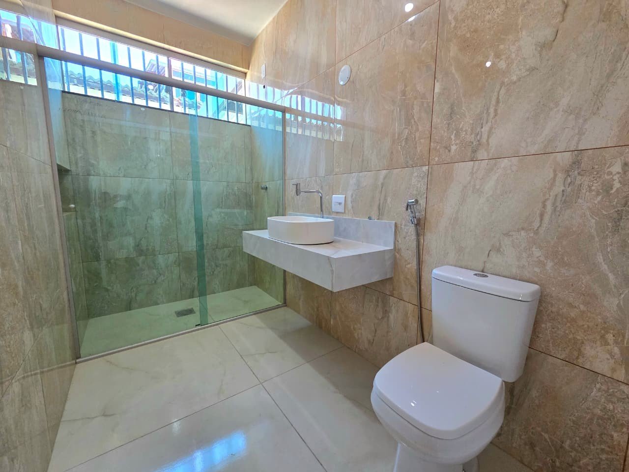 Foto 2 de Casa Reformada com Kitnet no Serrano