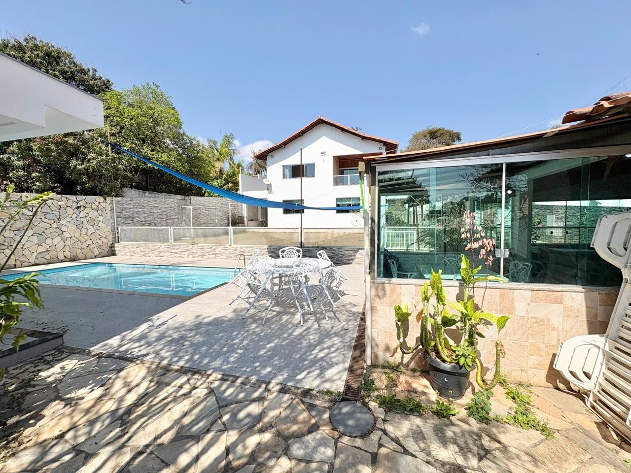 Foto 2 de Casa com 02 moradias e piscina no bairro Braúnas