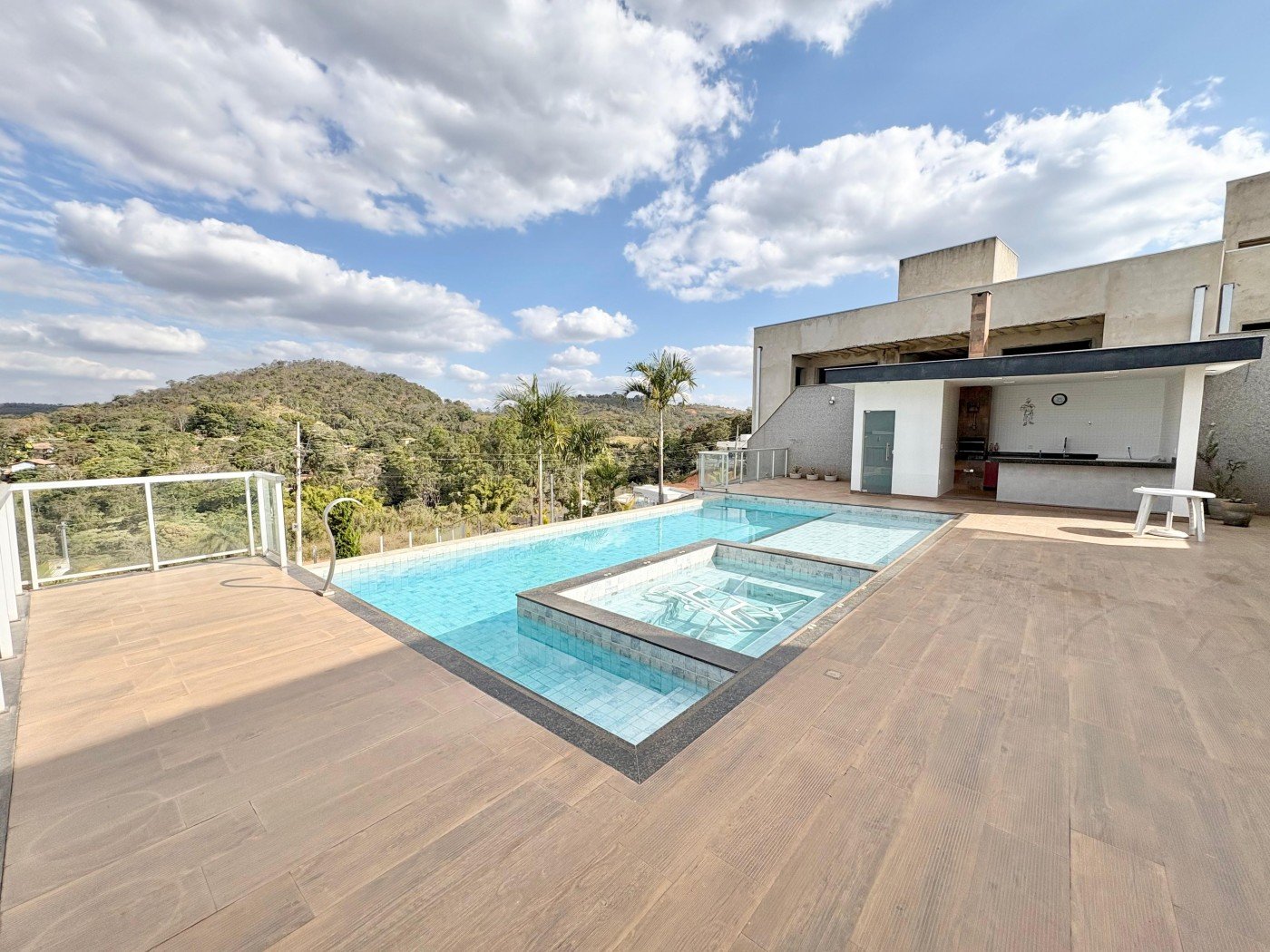 Foto 2 de Casa com piscina no condomínio Aldeias do Lago